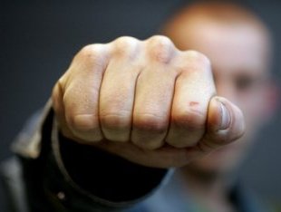 мужчина избил и ограбил прохожего на улице